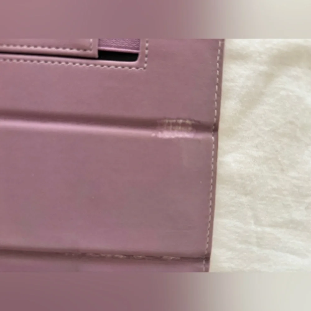 SNUGG. Leather iPad‎ case. Some wear and tear but in overall good condition.